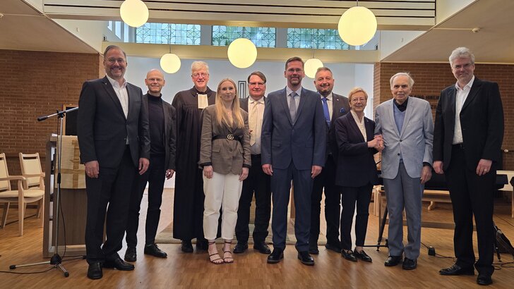 Gruppenfoto einiger Grußwortredner im Perthes-Zentrum Soest